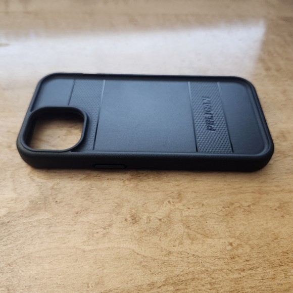 Pelican Protector (Magnetic) Case with MagSafe - iPhone 15 / 14 / 13 - Picture 8 of 8